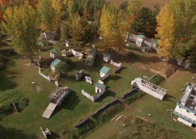 vue aérienne par drone du terrain extérieur de paintball sur la rive sud de Montréal à St-Jean-sur-Richelieu chez ASA Paintball